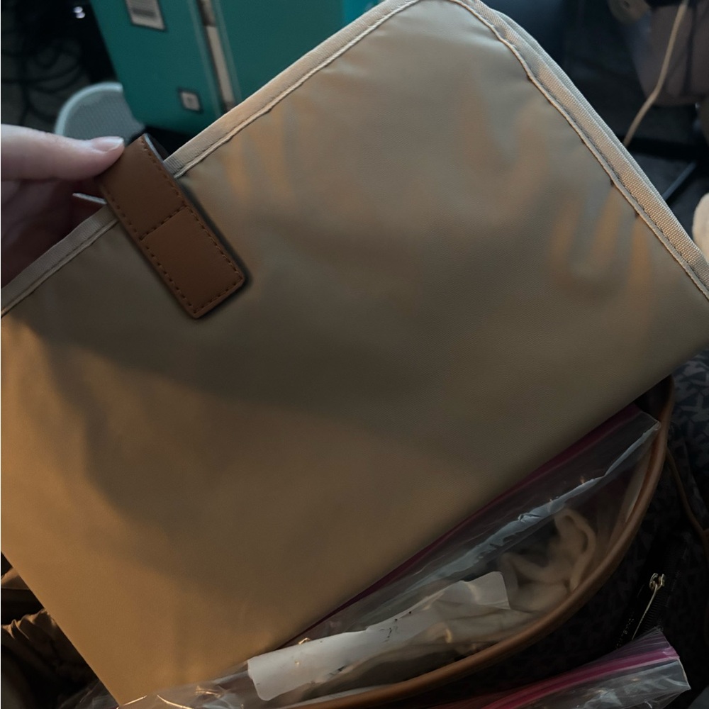 Michael Kors Brown Messenger Bag Elegant Design - Picture 3 of 4